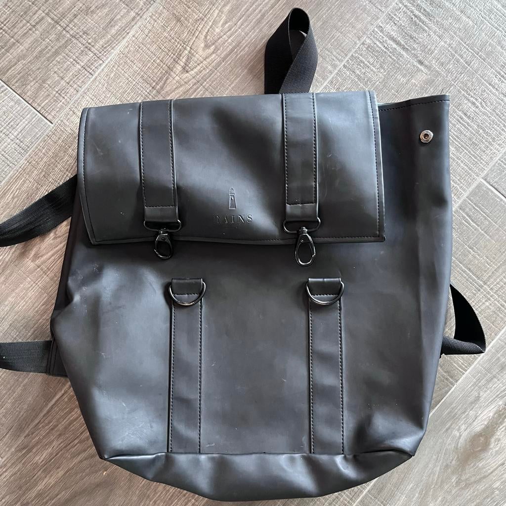 Zwarte Rains rugzak, Sieraden, Tassen en Uiterlijk, Tassen | Rugtassen, Overige merken, 40 cm of meer, Gebruikt, Ophalen of Verzenden