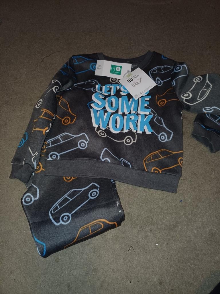 Nieuw kinder trainingspak met auto's, Kinderen en Baby's, Kinderkleding | Maat 98, Ophalen of Verzenden