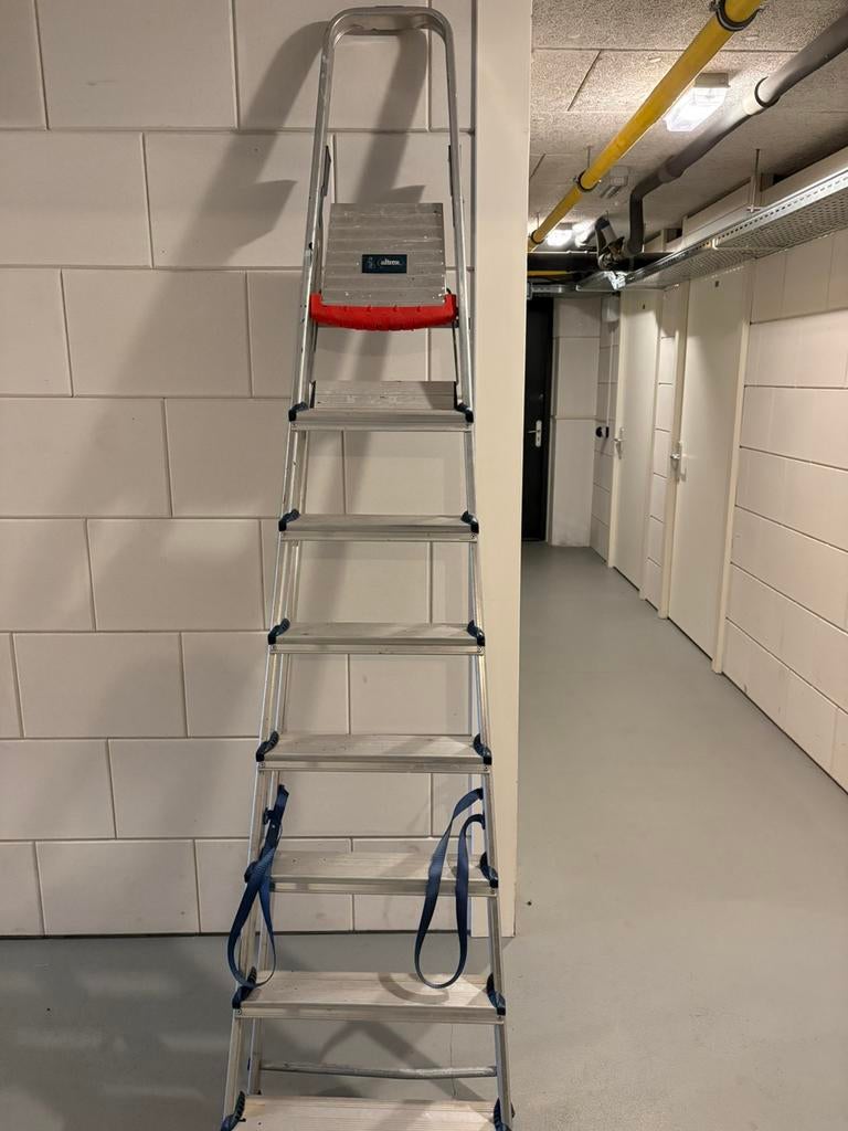 Altrex trap 7 treden, Ophalen, Zo goed als nieuw, Minder dan 2 meter