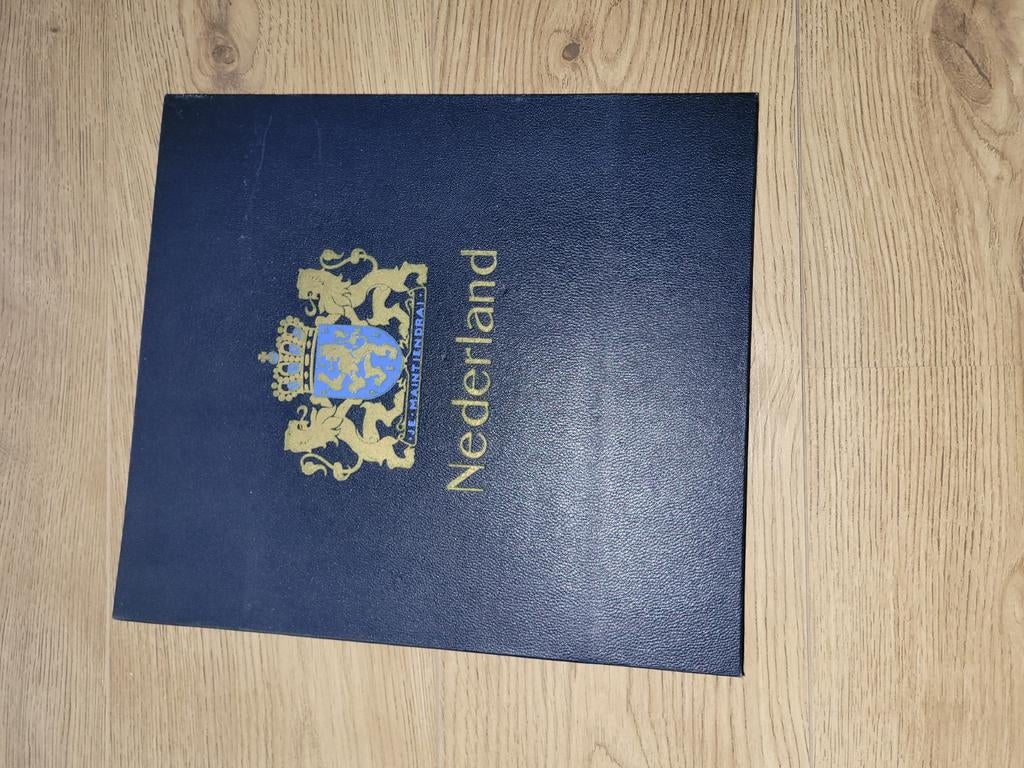 Leuk davo album postzegels Nederland waaronder oud, Postzegels en Munten, Ophalen of Verzenden