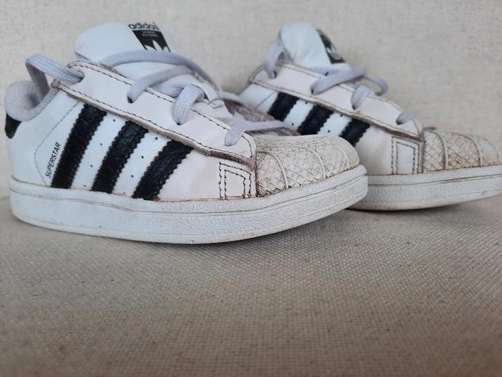 ADIDAS sneakers Superstar wit zwarte stripes maat 26, Kinderen en Baby's, Kinderkleding | Schoenen en Sokken, Schoenen, Jongen of Meisje