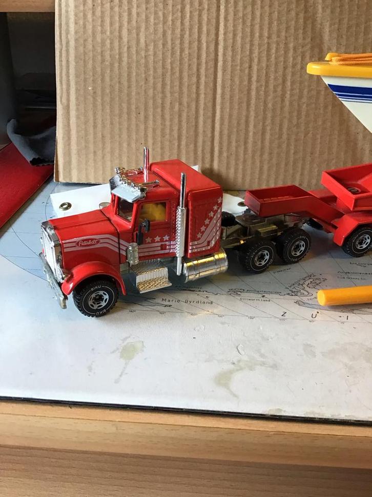 Siku Peterbilt Truck met trailer en zeilboot, Hobby en Vrije tijd, Modelbouw | Auto's en Voertuigen, Gebruikt, Truck, 1:50 of kleiner