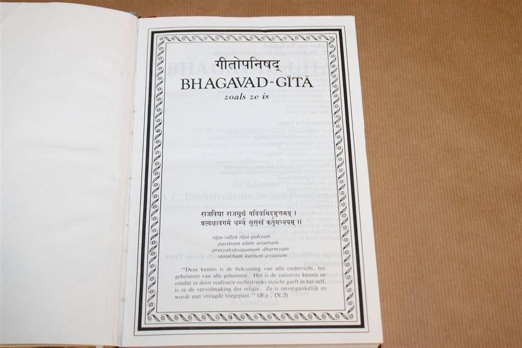 Bhagavad-gītā Zoals Ze Is — Vertaling & Commentaar, Boeken, Ophalen of Verzenden, Gelezen, Overige onderwerpen, Achtergrond en Informatie