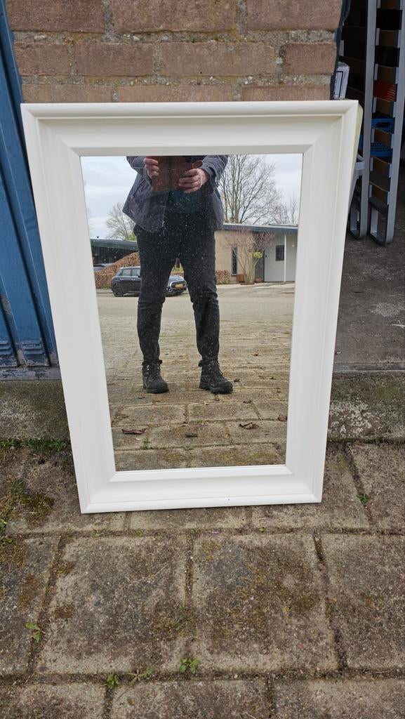 Nette witte spiegel met dikke houten lijst (60x90 cm), Huis en Inrichting, Woonaccessoires | Spiegels, Ophalen, Gebruikt, Minder dan 100 cm