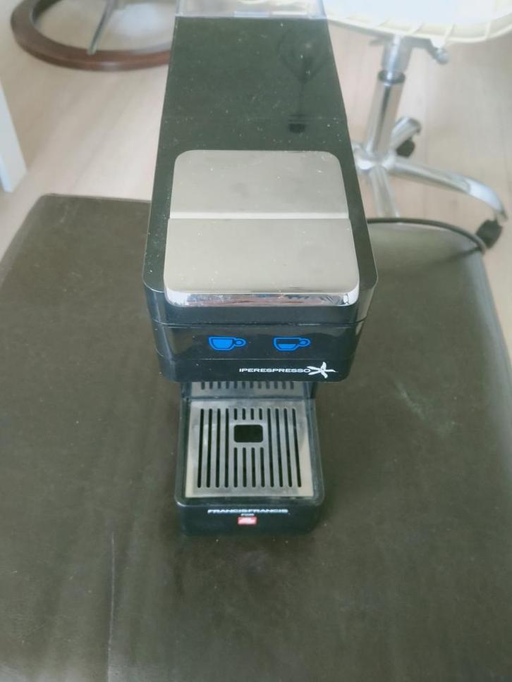 Francis Francis for Illy Iperespresso Koffiezetapparaat, Witgoed en Apparatuur, Koffiezetapparaten, Gebruikt, Koffiepads en cups