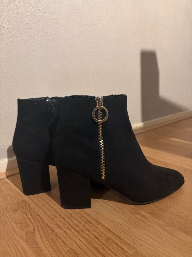 Zwarte enkellaarsjes met hak - Maat 38, Kleding | Dames, Ophalen of Verzenden, Zo goed als nieuw, Zwart, Lage of Enkellaarzen