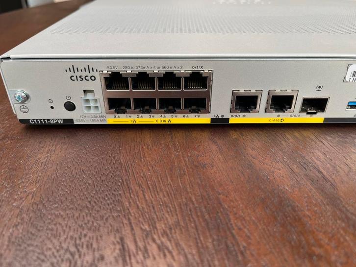 CISCO Gigabit switch, Computers en Software, Netwerk switches, Zo goed als nieuw, Ophalen of Verzenden
