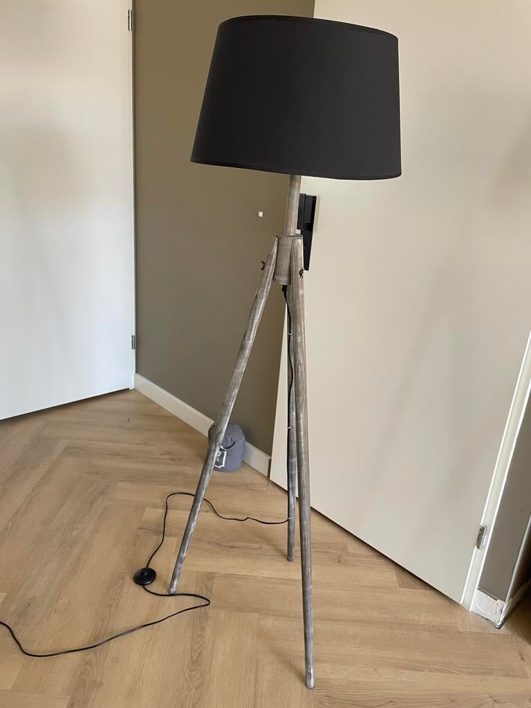 Staande lamp met zwarte kap en houten driepoot onderstel, Ophalen, Zo goed als nieuw, Hout, 150 tot 200 cm