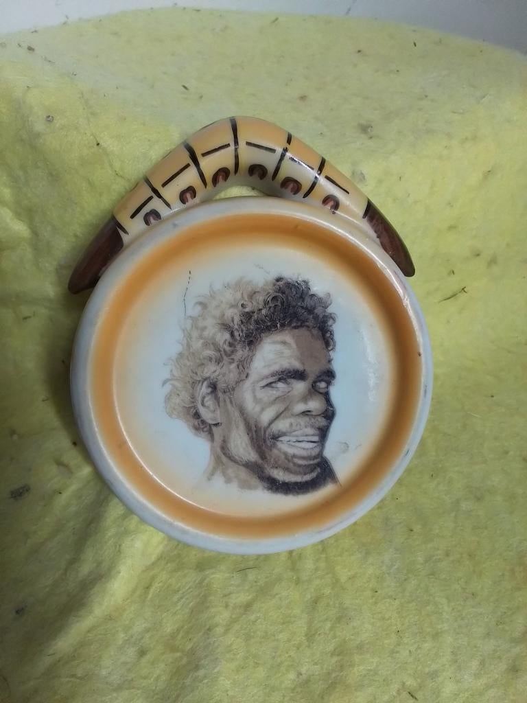 8240) mooie oude wandhanger ontwerp Brownie Downing, Ophalen of Verzenden