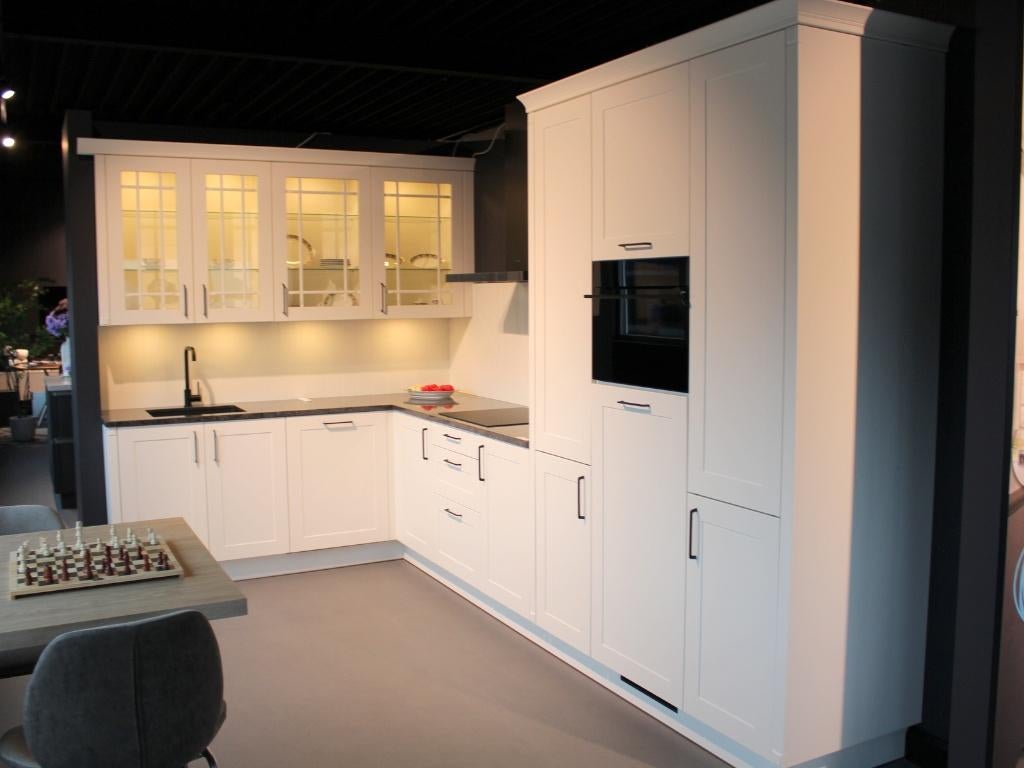 JO44 Complete hoekkeuken incl. apparatuur & opbergruimte, Ophalen, Zu den Meerwiesen 17 32549 Bad Oeynhausen Duitsland, Info@artego-kuechen.de