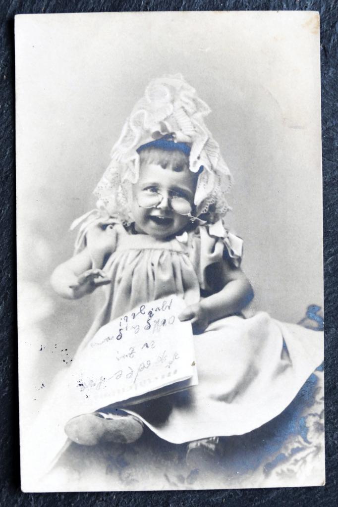 Baby heeft plezier, verkleed als oma met bril, 1901, Verzenden, Voor 1920, Gelopen, Kinderen