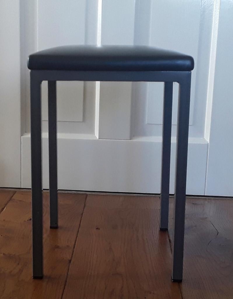 Vintage - retro kruk met zitting van skai-leer, Huis en Inrichting, Krukjes, Ophalen of Verzenden, Gebruikt, IJzer