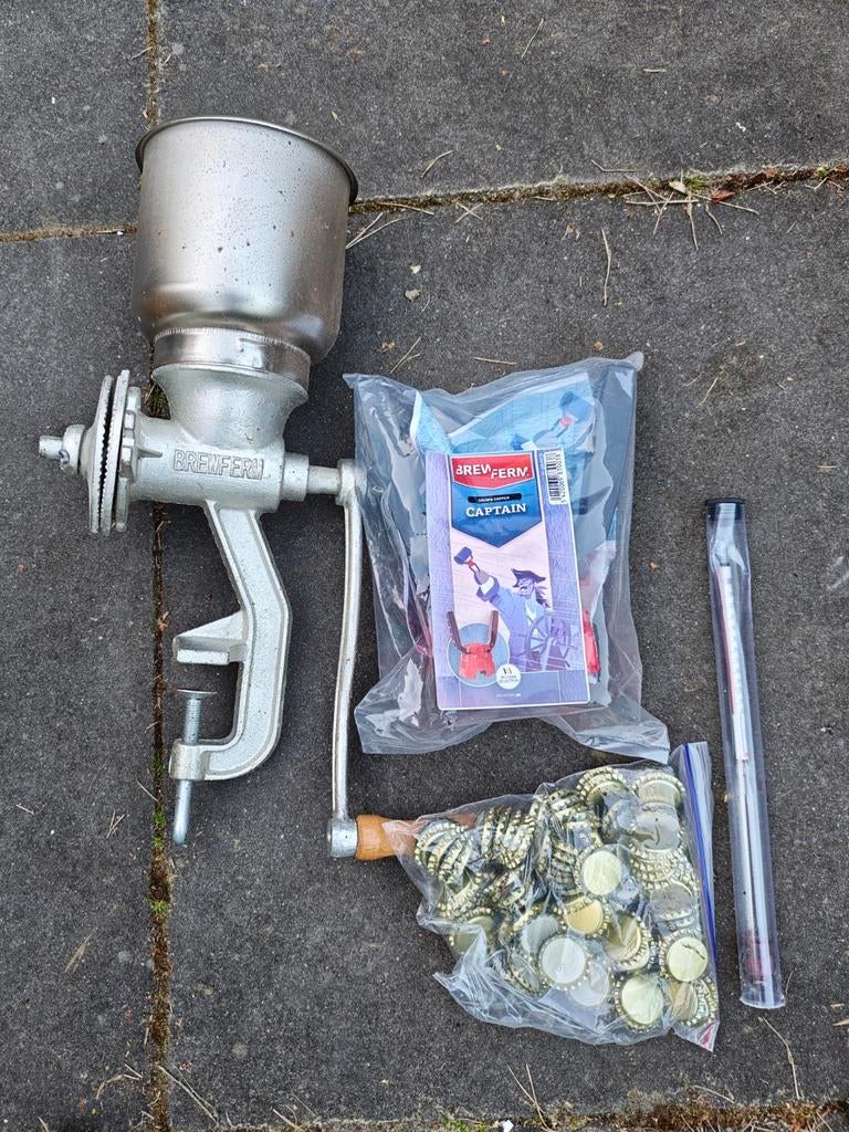Brouwbenodigdheden: moutmolen, kroonkurken, hydrometer, Hobby en Vrije tijd, Overige Hobby en Vrije tijd, Ophalen, Gebruikt