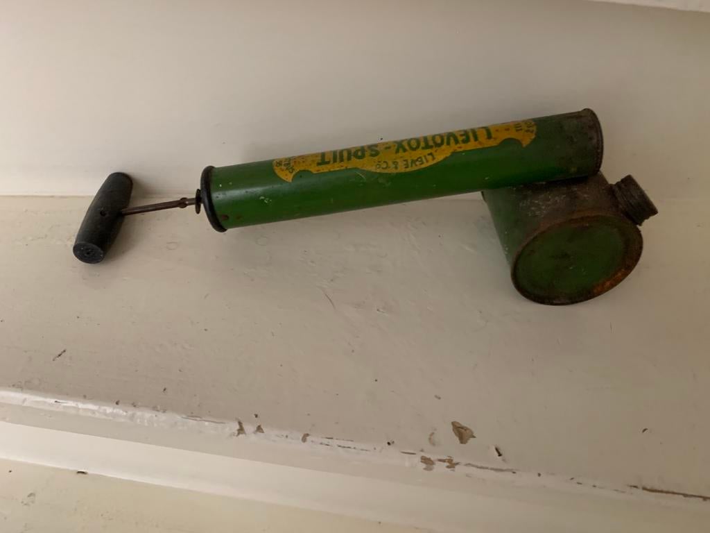 Antieke artikelen. (Gif)spuit. Weegschaal. Olielamp. Teab., Antiek en Kunst, Ophalen