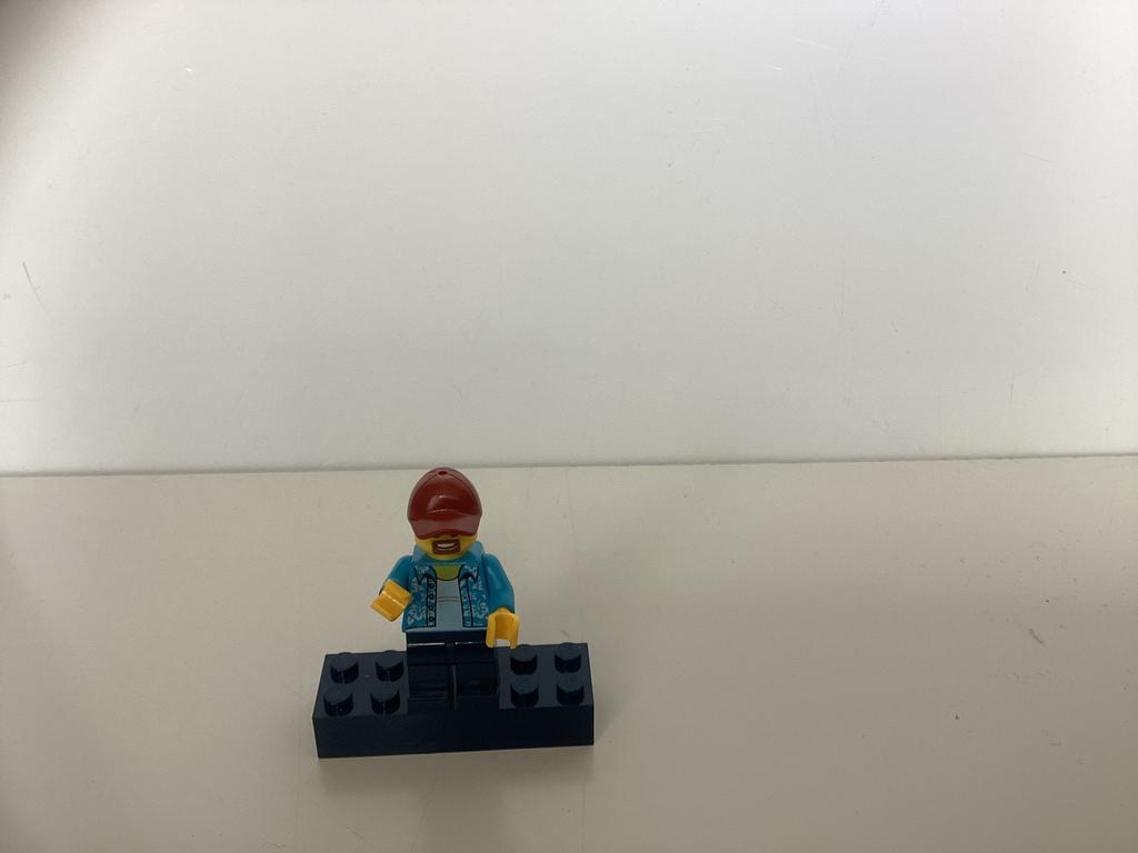 Lego man in donker azuurblauw shirt, Ophalen of Verzenden, Zo goed als nieuw