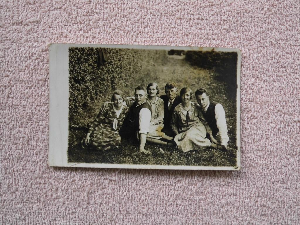 Links Mem Kooistra, Rechts Hait Kooistra. waar in Friesland, Gebruikt, Foto, Ophalen of Verzenden, Voor 1940