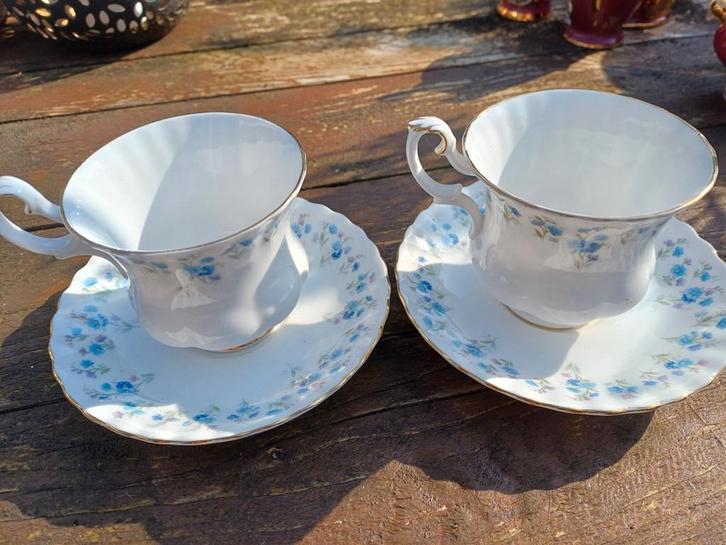 2 Royal Albert Memory Lane dames kopjes in smetteloze staat, Huis en Inrichting, Keuken | Servies, Zo goed als nieuw, Kop(pen) en/of Schotel(s)