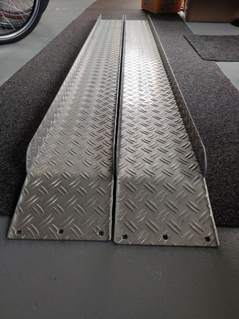 2 stuks sterke aluminium traanplaat oprij goten 225cm x 20cm, Ophalen, Gebruikt