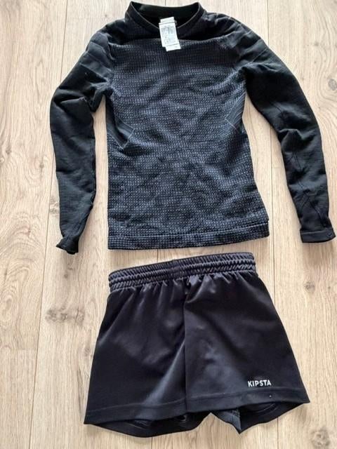 Sportkleding mt 122: thermoshirt en sportbroekje, Jongen of Meisje, Sport- of Zwemkleding, Ophalen of Verzenden, Zo goed als nieuw