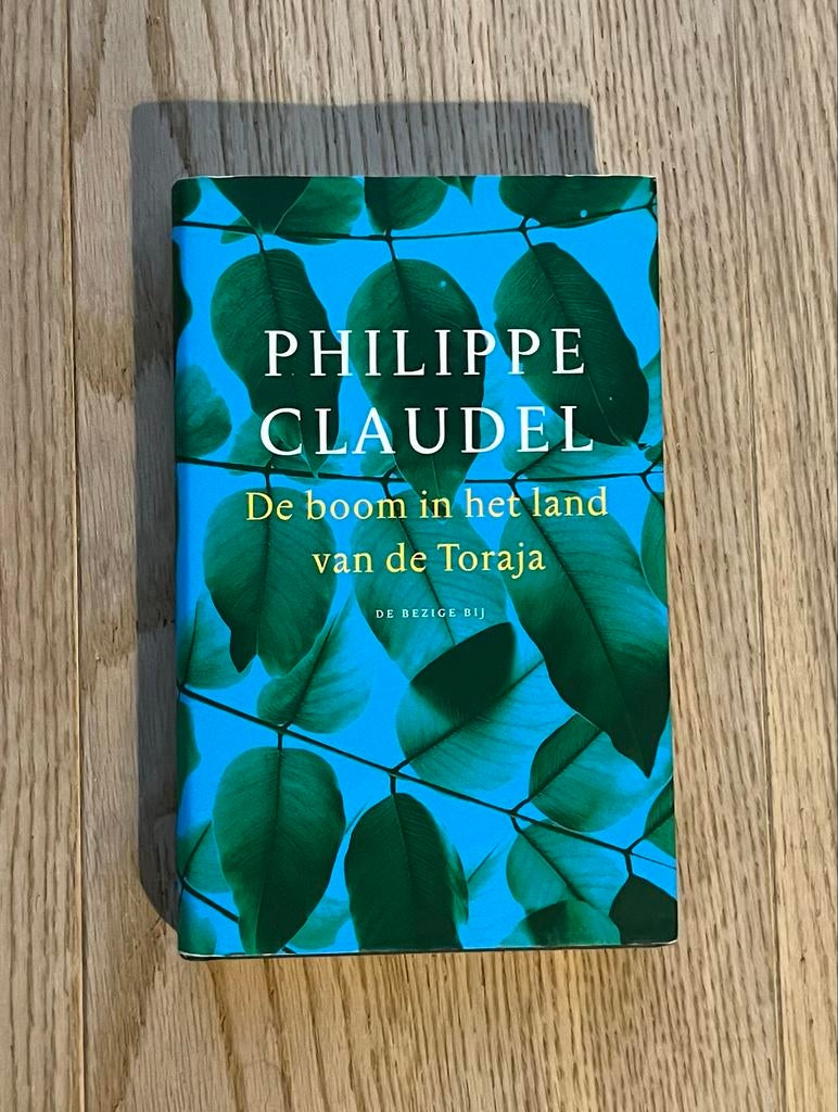 Boek De boom in het land van de Toraja - Philippe Claudel, Ophalen of Verzenden, Gelezen, Europa overig