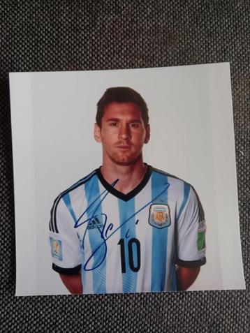 5 gesigneerde foto's van Messi beschikbaar voor biedingen