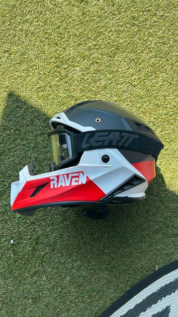 Helm ( cross) merk Raven inclusief vizier ( Maat 57/58) beschikbaar voor biedingen