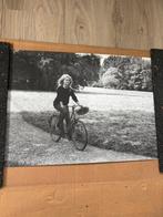 Brigitte Bardot op de fiets, Raymond Depardon, 1995, Verzenden