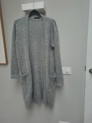Lang grijs vest te koop beschikbaar voor biedingen