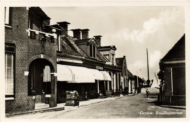 Grouw. Raadhuisstraat - ongelopen, Verzamelen, Ansichtkaarten | Nederland, Ongelopen, Noord-Brabant, 1920 tot 1940, Ophalen of Verzenden