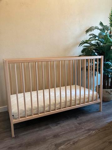 Babybedje/ledikant met matras en beddengoed beschikbaar voor biedingen