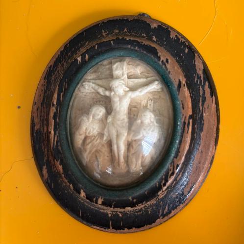 Antiek Kruisigingsreliëf in Houten Lijst - 19e Eeuw, Antiek en Kunst, Antiek | Religie, Ophalen of Verzenden