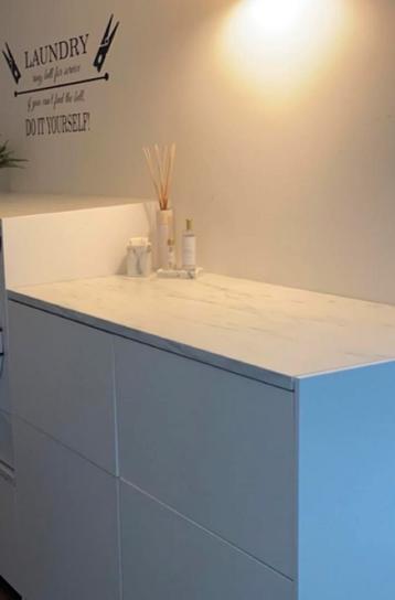 Vier Ikea Besta kastjes met plaat voor erop.