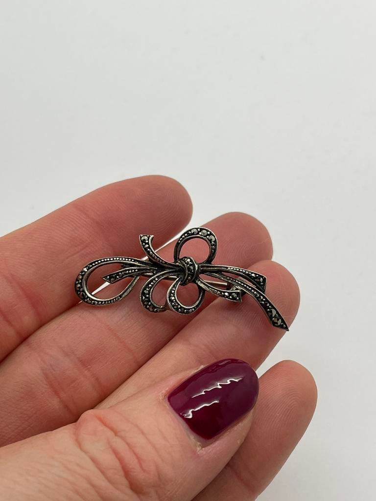 C481 Prachtige zilveren sierlijke broche markasiet, Sieraden, Tassen en Uiterlijk, Antieke sieraden, Ophalen of Verzenden, Zilver