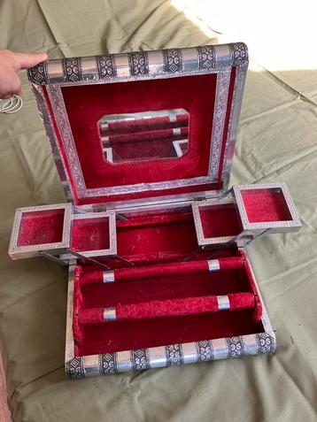 Sieradendoos zilver rood oosters thais versierd beschikbaar voor biedingen