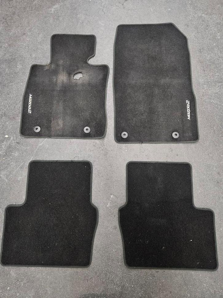 Mazda 2 Mattenset - 3 zo goed als nieuw, 1 versleten, Auto diversen, Automatten, Zo goed als nieuw, Ophalen of Verzenden