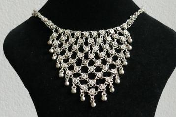 Etnisch Collier beschikbaar voor biedingen