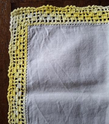 Witte zakdoekjes met geborduurde randjes nostalgie set € 4,- beschikbaar voor biedingen