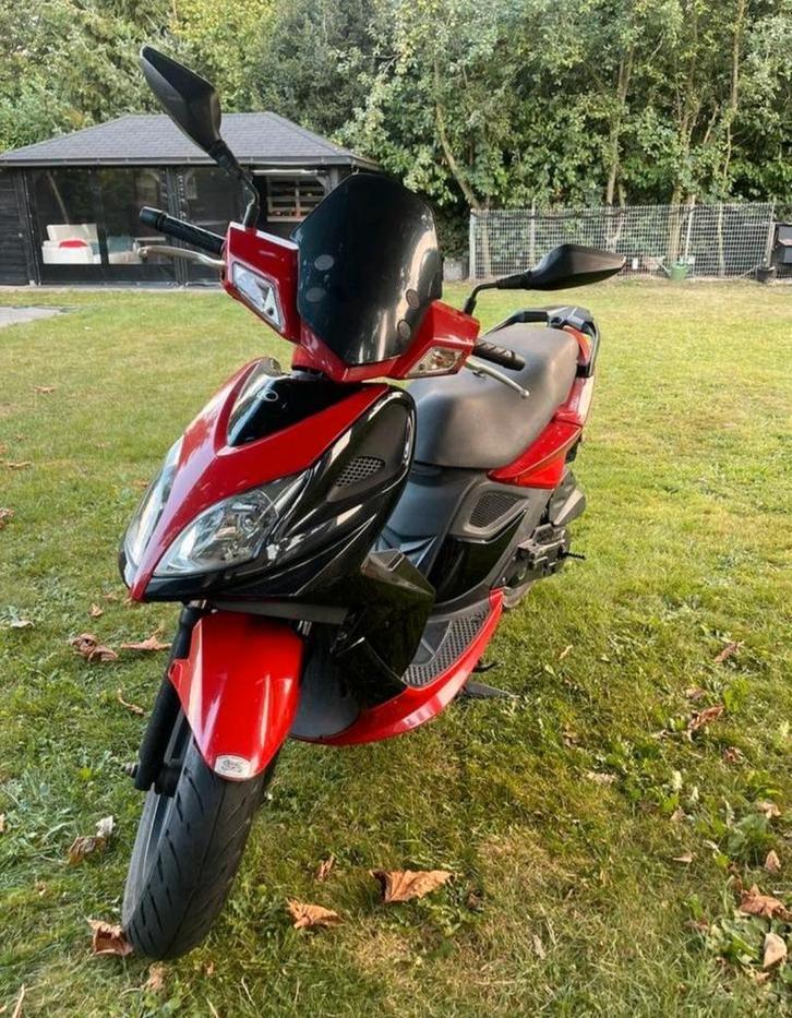 kymco super 8, 4 takt blauwe plaat, Fietsen en Brommers, Scooters | Kymco, Zo goed als nieuw, Super 8, Benzine, Ophalen