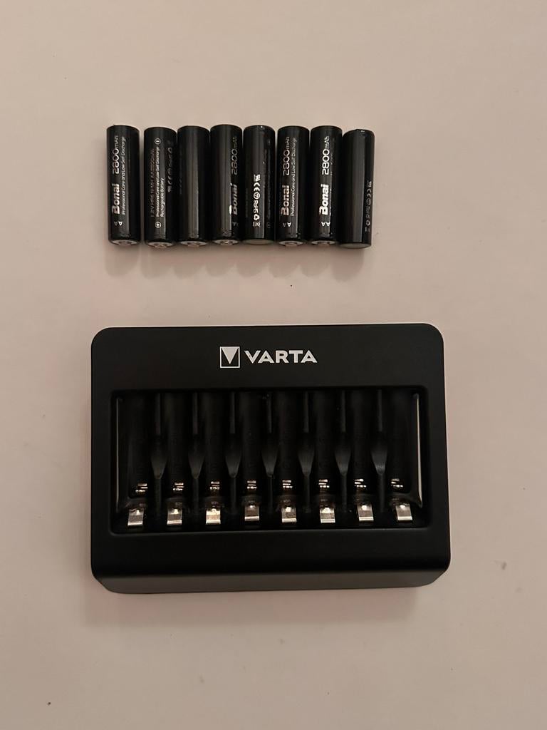 Varta LCD multi Charger + 8 Bonai AA Opblaadbare batterijen, Ophalen of Verzenden, Zo goed als nieuw