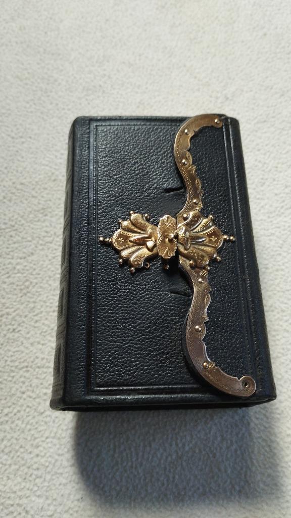 antiek kerkbijbeltje met gouden slot en gouden versiering, Antiek en Kunst, Antiek | Boeken en Bijbels, Ophalen of Verzenden