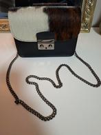 Elegante schoudertas met koeienhuid details, Ophalen of Verzenden, Zo goed als nieuw, Zwart, Schoudertasje