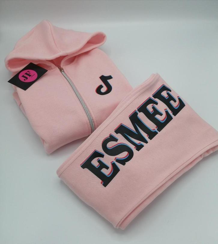 Tiktok pakken met je eigen naam in maat 164, Kinderen en Baby's, Kinderkleding | Maat 164, Nieuw, Jongen of Meisje, Broek, Verzenden