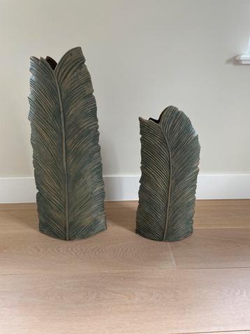Set van 2 decoratieve vazen in bladmotief beschikbaar voor biedingen