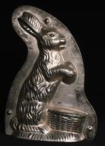 Oude Chocolade vorm konijn draagt ei en bakje., Antiek en Kunst, Ophalen