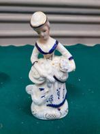 beeld vrouw met kip porselein, Ophalen of Verzenden