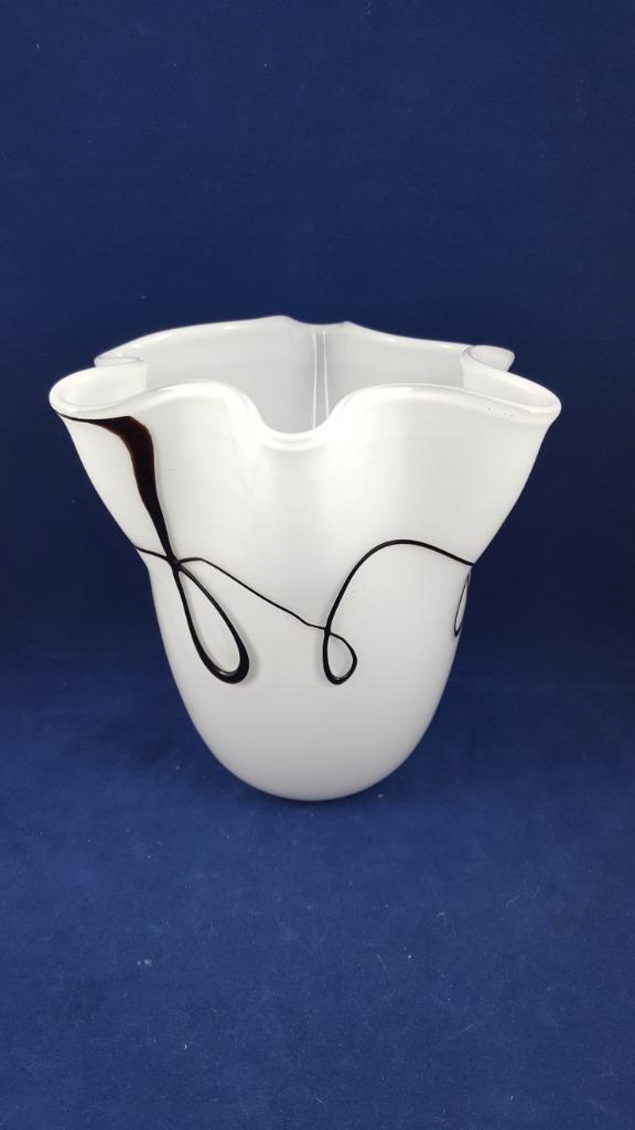 Servetvaas, geblazen vaas, wit, zwart paars versiering. 5B9, Huis en Inrichting, Woonaccessoires | Vazen, Gebruikt, Wit, Minder dan 50 cm