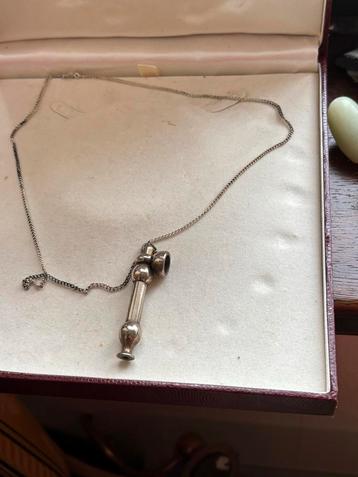 Verzilverd pijp aan Ketting beschikbaar voor biedingen