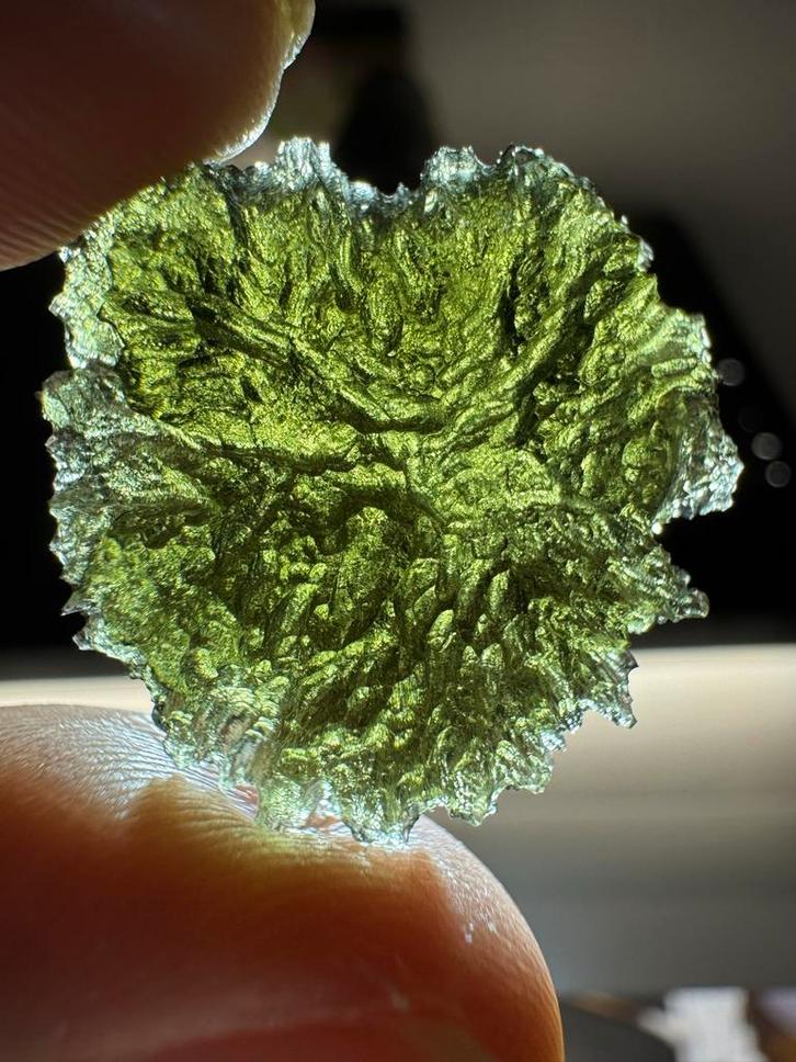 Moldaviet uit Nesmen les Jimka - 4,83g heart, Verzamelen, Mineralen en Fossielen, Mineraal, Ophalen of Verzenden