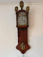 Friese staartklok met fraai houtsnijwerk, Antiek en Kunst, Ophalen