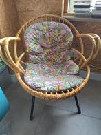 Vintage rotan stoel met authentiek kussentje, Huis en Inrichting, Ophalen, Gebruikt, Bruin, Riet of Rotan